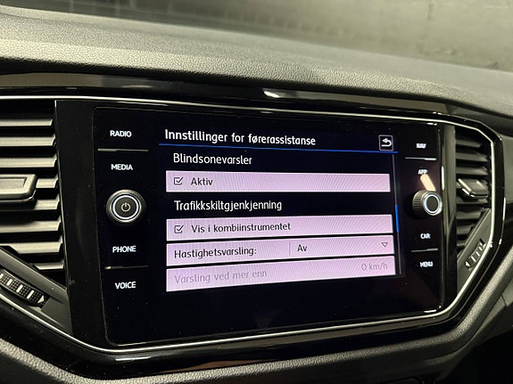 Volkswagen T-Roc 22 of 30