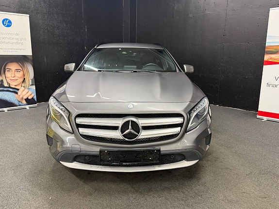 Mercedes-Benz GLA200 3 of 24