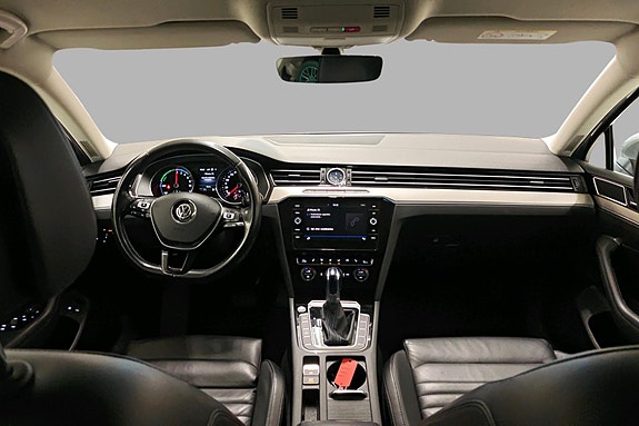 Volkswagen Passat 10 of 29