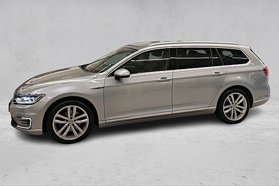 Volkswagen Passat 2 of 29
