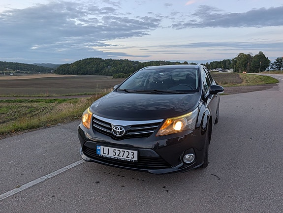 Toyota Avensis 2 of 13