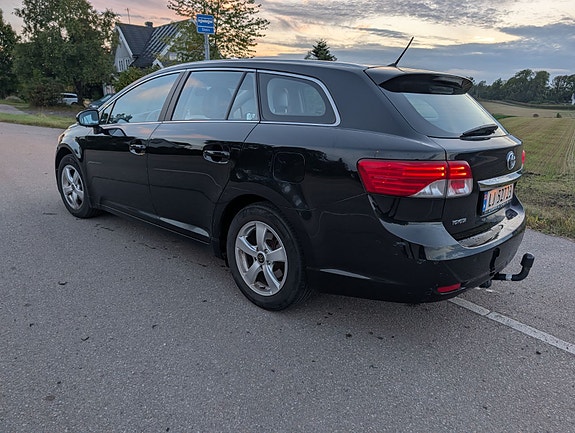 Toyota Avensis 7 of 13