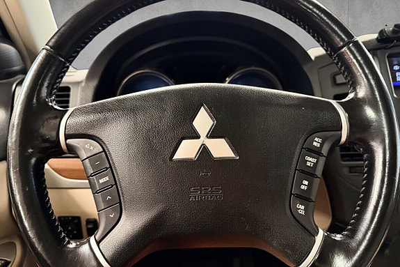 Mitsubishi Pajero 10 of 24