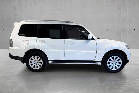 Mitsubishi Pajero 2 of 24
