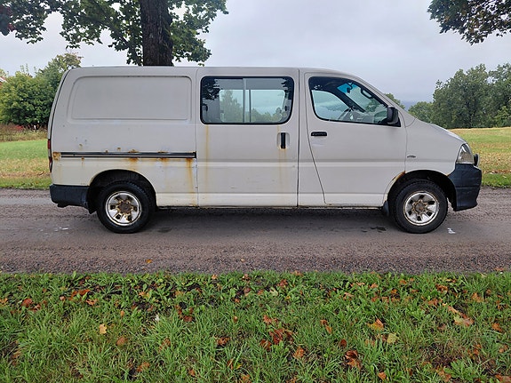 Toyota HiAce 4 of 14