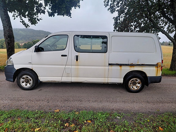 Toyota HiAce 8 of 14
