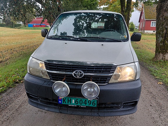 Toyota HiAce 2 of 14