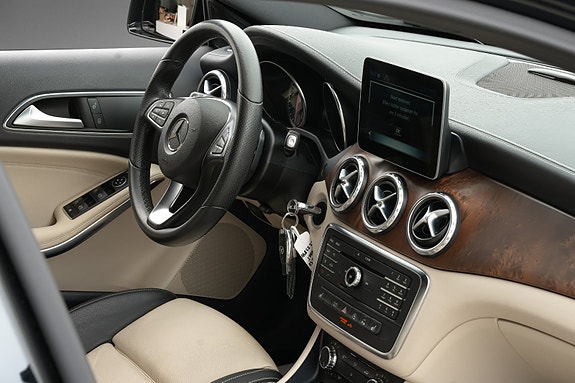 Mercedes-Benz GLA250 8 of 25