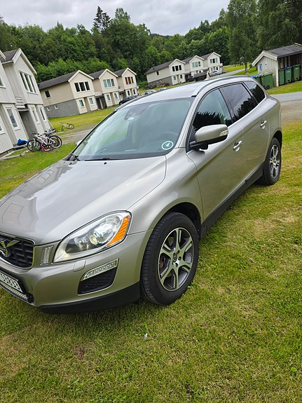 Volvo XC60 2 of 15