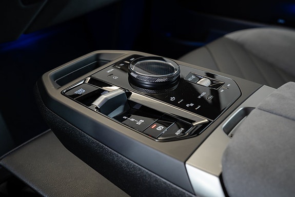 BMW iX 15 of 30