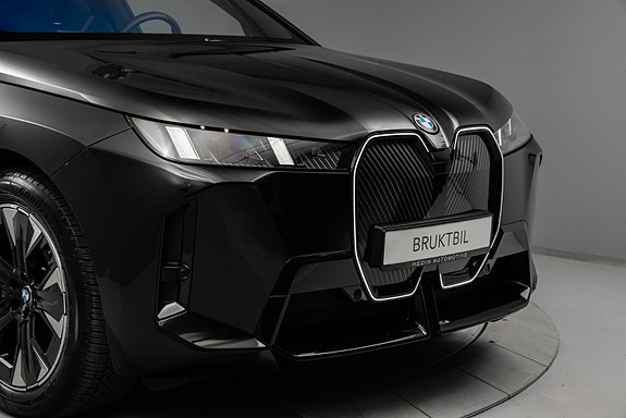 BMW iX 11 of 30