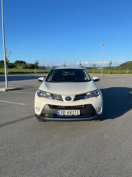 Toyota RAV4 3 of 8