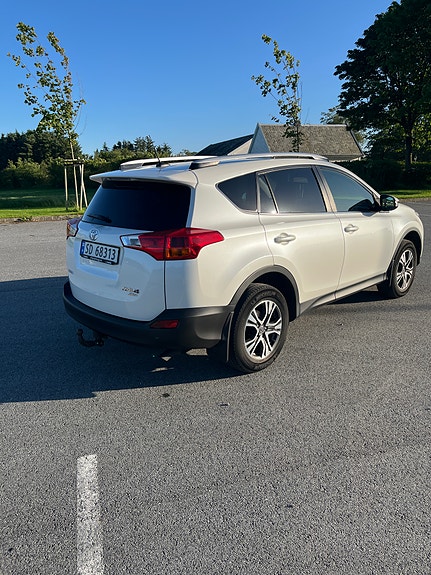 Toyota RAV4 4 of 8