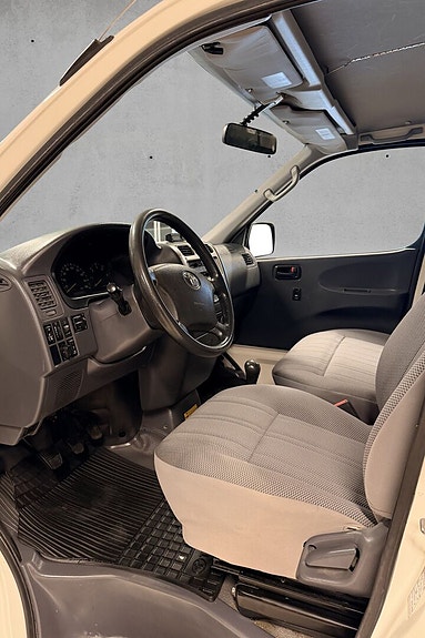 Toyota HiAce 7 of 15