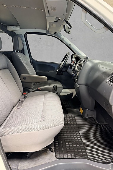 Toyota HiAce 12 of 15