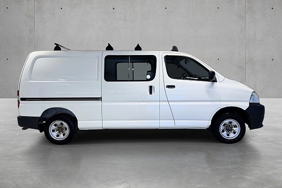 Toyota HiAce 2 of 15