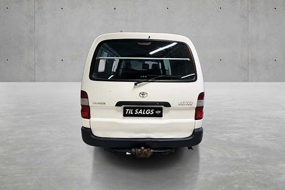 Toyota HiAce 4 of 15