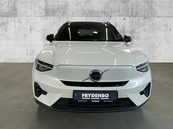 Volvo XC40 2 of 18