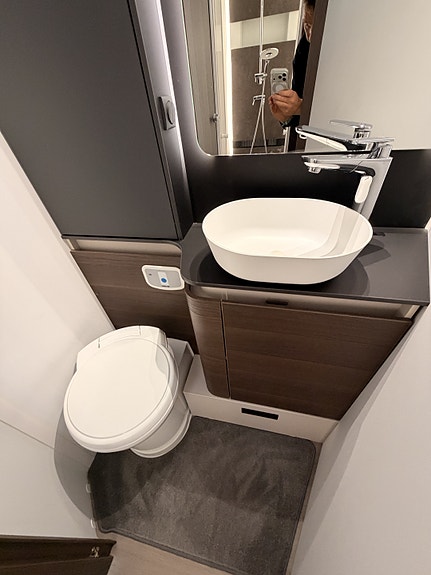 Adria MATRIX SUPREME 670SC // Automat // HPC hydrauliske støttebein // ALDE // El. senkeseng // Kun 10.000 km // 160 HK // 28 of 30