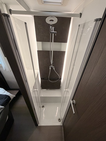 Adria MATRIX SUPREME 670SC // Automat // HPC hydrauliske støttebein // ALDE // El. senkeseng // Kun 10.000 km // 160 HK // 29 of 30