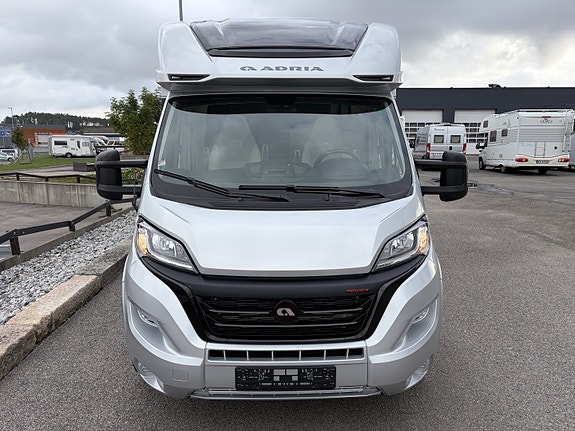 Adria MATRIX SUPREME 670SC // Automat // HPC hydrauliske støttebein // ALDE // El. senkeseng // Kun 10.000 km // 160 HK // 3 of 30