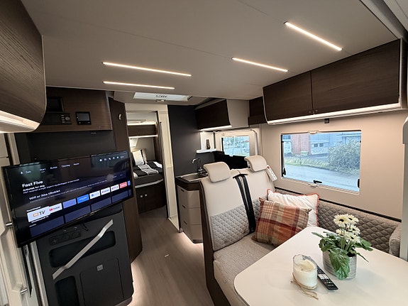 Adria MATRIX SUPREME 670SC // Automat // HPC hydrauliske støttebein // ALDE // El. senkeseng // Kun 10.000 km // 160 HK // 14 of 30