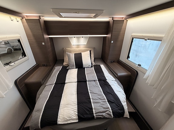Adria MATRIX SUPREME 670SC // Automat // HPC hydrauliske støttebein // ALDE // El. senkeseng // Kun 10.000 km // 160 HK // 25 of 30