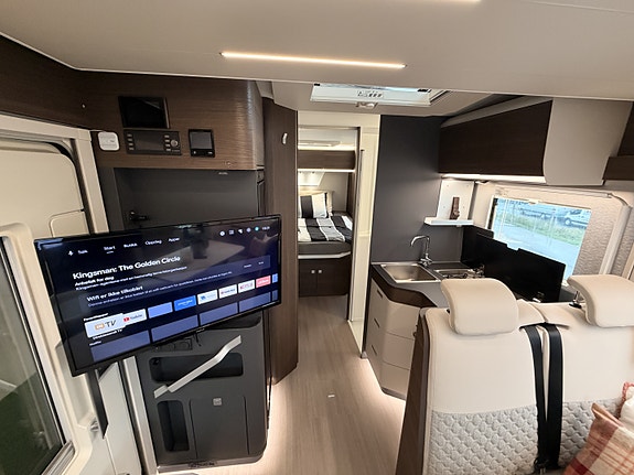 Adria MATRIX SUPREME 670SC // Automat // HPC hydrauliske støttebein // ALDE // El. senkeseng // Kun 10.000 km // 160 HK // 15 of 30