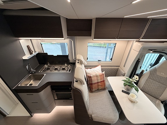Adria MATRIX SUPREME 670SC // Automat // HPC hydrauliske støttebein // ALDE // El. senkeseng // Kun 10.000 km // 160 HK // 17 of 30