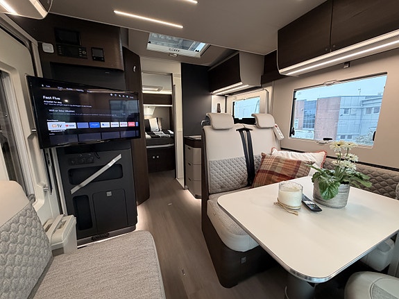 Adria MATRIX SUPREME 670SC // Automat // HPC hydrauliske støttebein // ALDE // El. senkeseng // Kun 10.000 km // 160 HK // 13 of 30