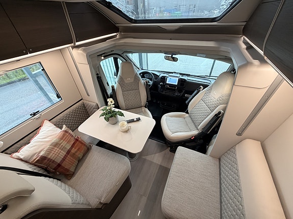 Adria MATRIX SUPREME 670SC // Automat // HPC hydrauliske støttebein // ALDE // El. senkeseng // Kun 10.000 km // 160 HK // 9 of 30