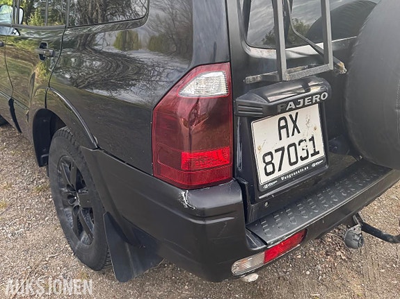 Mitsubishi Pajero 8 of 17
