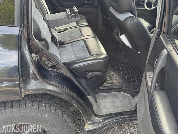 Mitsubishi Pajero 14 of 17