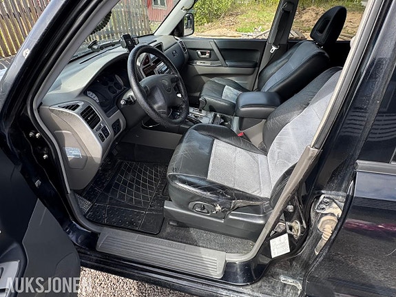 Mitsubishi Pajero 10 of 17