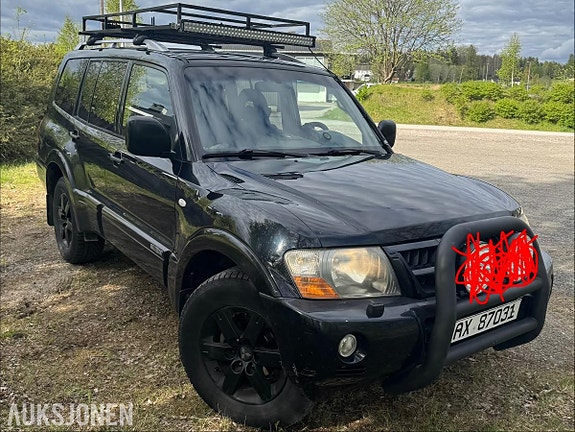 Mitsubishi Pajero 2 of 17