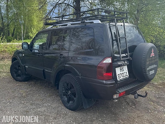 Mitsubishi Pajero 4 of 17