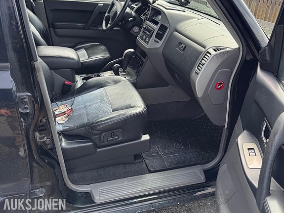 Mitsubishi Pajero 13 of 17