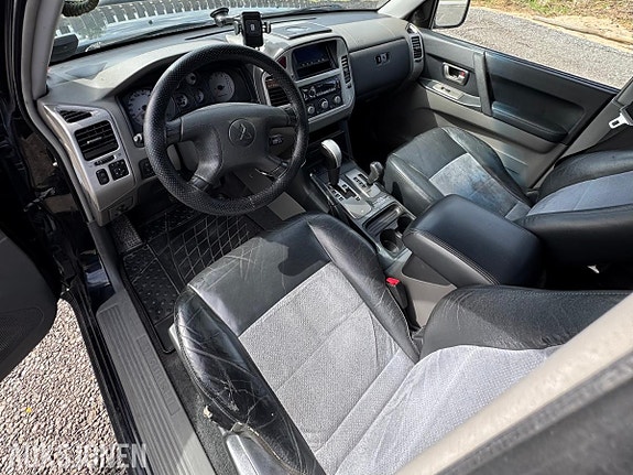 Mitsubishi Pajero 9 of 17