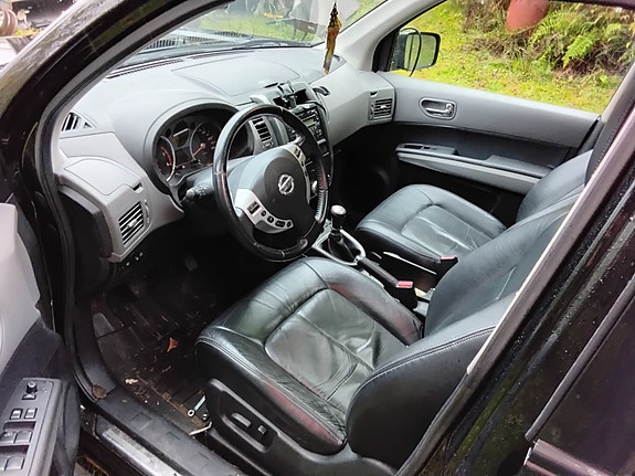Nissan X-Trail 2 of 3