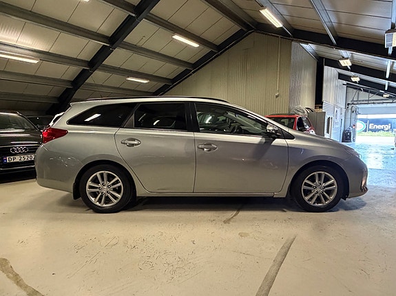 Toyota Auris 5 of 16