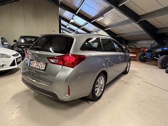 Toyota Auris 4 of 16