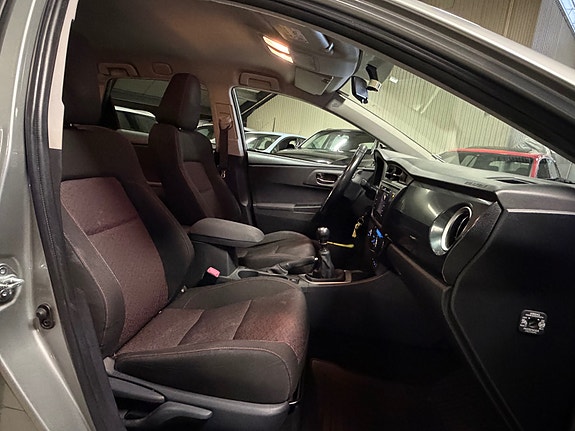 Toyota Auris 7 of 16