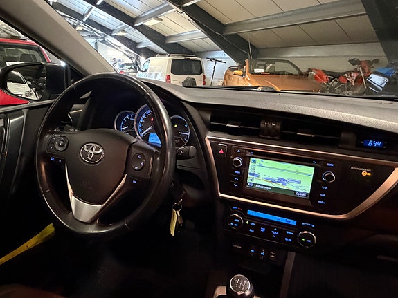 Toyota Auris 10 of 16