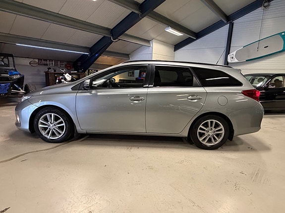 Toyota Auris 2 of 16