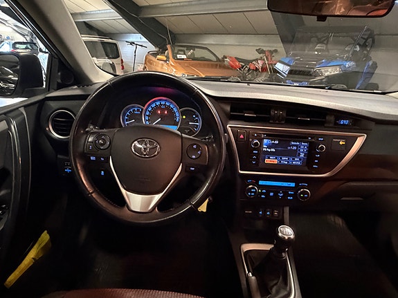 Toyota Auris 8 of 16