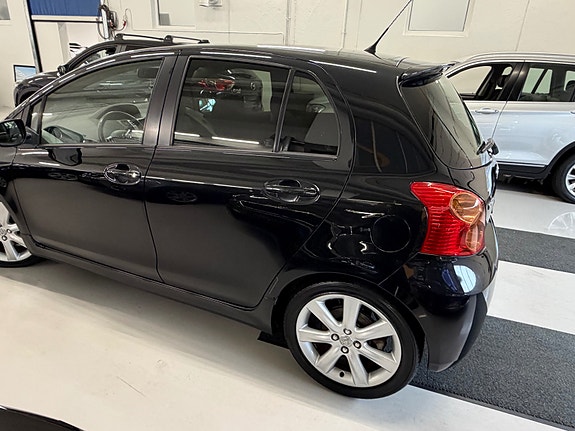 Toyota Yaris 10 of 30