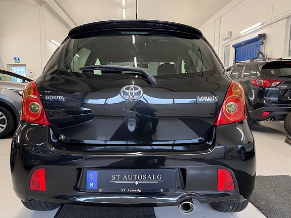 Toyota Yaris 7 of 30