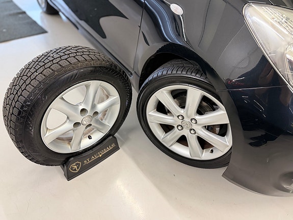 Toyota Yaris 13 of 30