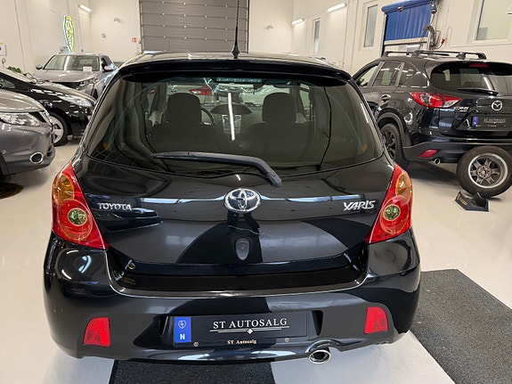 Toyota Yaris 8 of 30