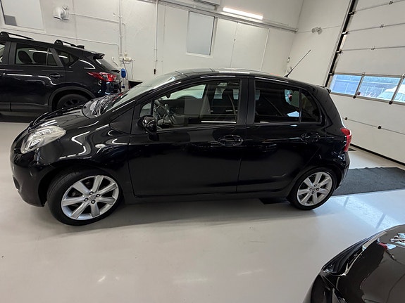 Toyota Yaris 12 of 30